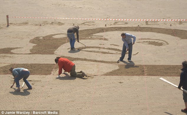 OMG Seni Lukisan  PASIR  di Pantai yang KREATIF 6 Photos 