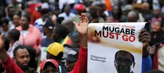 Χιλιάδες πολίτες γιορτάζουν την πτώση του Μουγκάμπε