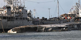 KRI Teluk Peleng "Nyungsep" di Tanjung Priok