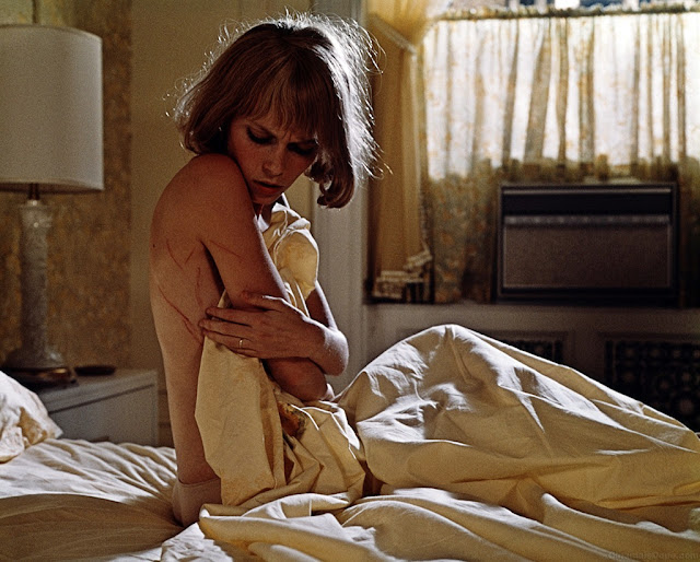 Rosemary di film Rosemary's Baby (1968) terbangun dengan tubuh tergores