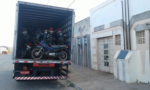 38 MOTOCICLETAS  APREENDIDAS EM CIPÓ, NOVA SOURE E RIBEIRA DO AMPARO, SÃO CONDUZIDAS PARA O PÁTIO DO CIRETRAN EM ALAGOINHAS-BA 