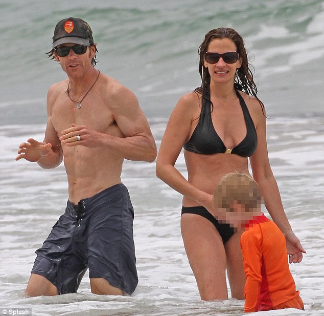 Julia Roberts flaunts her stunning beach body