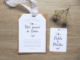 Invitación de flores pintadas en acuarela con forma de etiqueta y tarjeta a conjunto