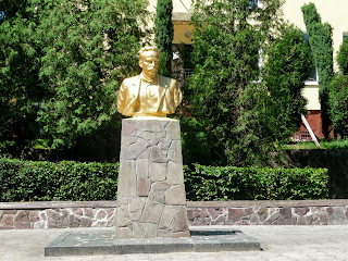 Калуш. Памятник И. Я. Франко на одноимённой улице