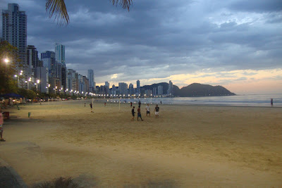 Praia de Balneário Camboriú no final de tarde