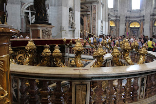 Basílica de  Pedro detalhes na Cidade do Vaticano em Roma Itália