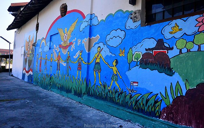 Mural orang bergandengan tangan di Kampung Beji, Pakualaman