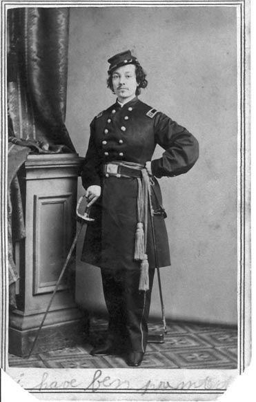 Fotografía post mortem de una Pauline Cushman en 1893. En este caso la mujer se pone el uniforme, haciéndose pasar por hombre.