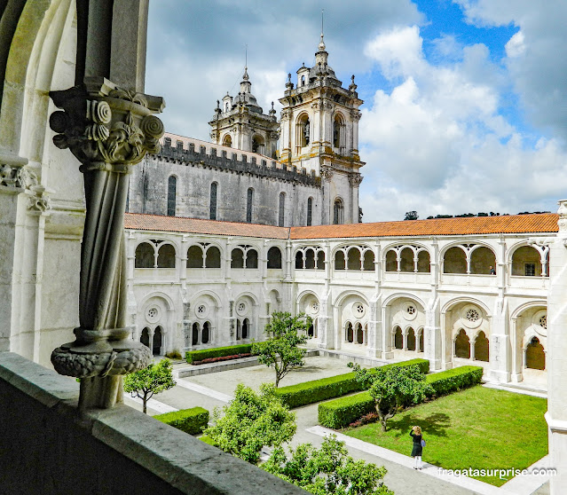 Claustro de D. Dinis no Mosteiro de Alcobaça em Portugal