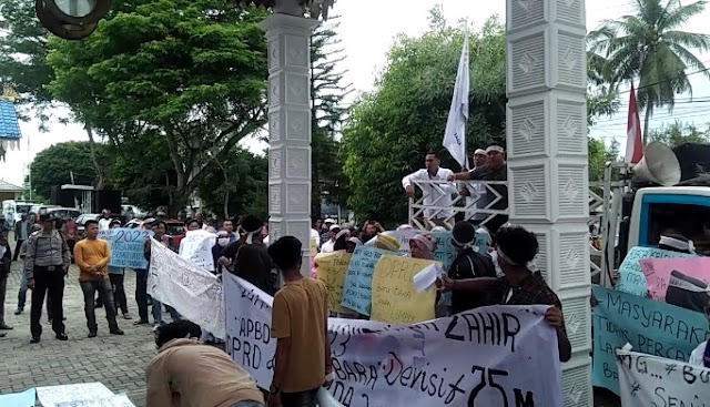 TM GEMKARA GELAR UNJUK RASA DI 3 LOKASI DENGAN 12 TUNTUTAN, BUPATI ZAHIR TIDAK KELIHATAN...