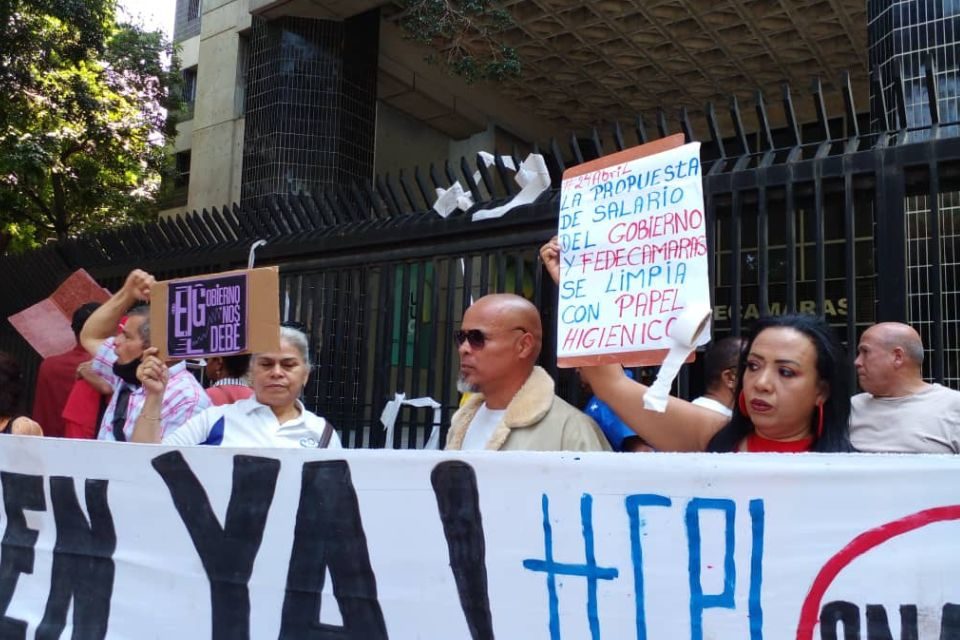 Trabajadores protestaron en Fedecámaras contra montos anunciados de aumento salarial