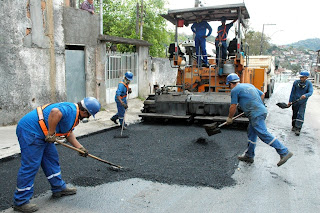 Começou nesta sexta-feira, o asfaltamento da R. Pache de Faria, no bairro de São Pedro