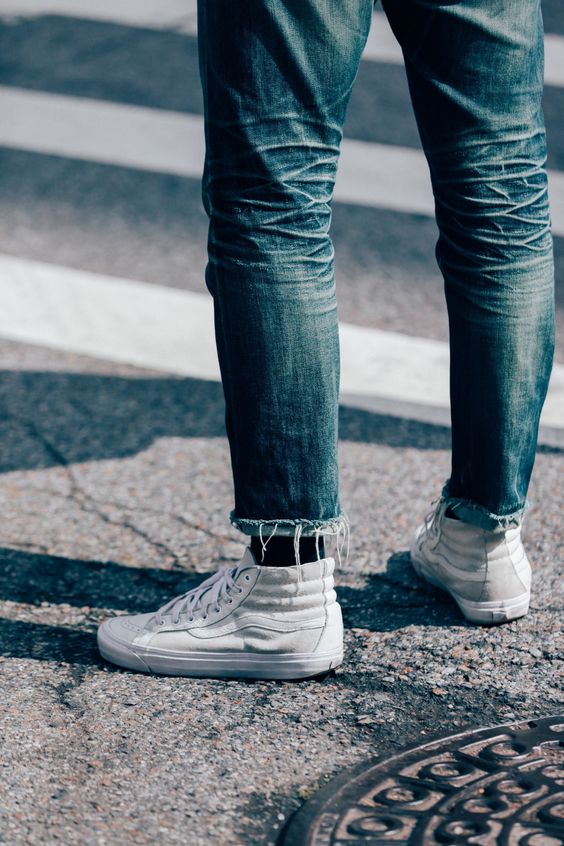 Calça Jeans Masculina com Barra Cortada Desfiada e Tênis Vans Branco