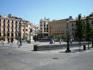 Vista general desde un lateral, frente a la calle Caños del Peral y a su lado el treatro Real Cinema.