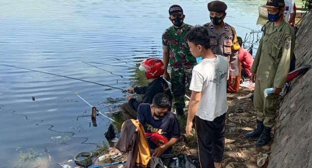 Patroli PPKM level petugas gabungan Bendosari ajak warga tetap waspada