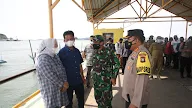 Polresta Barelang Bersama Forkopimda Kota Batam Distribusikan Beras Yang Terdampak PPKM 