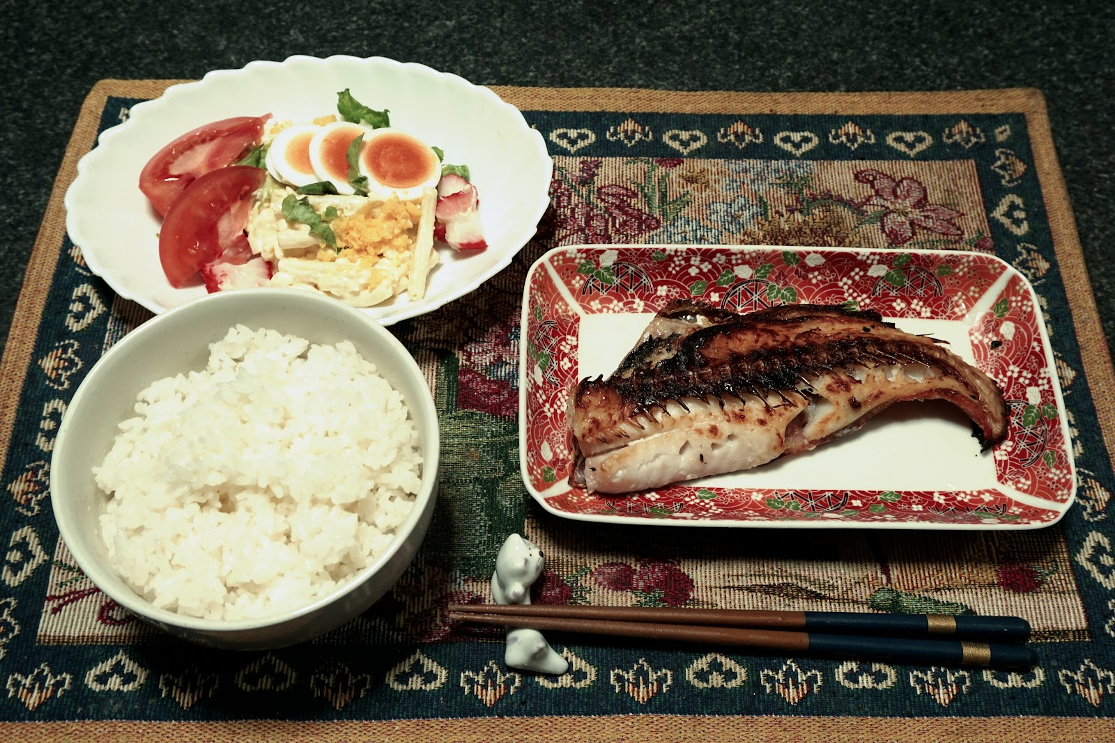 鯛の粕漬けとご飯と生野菜サラダの食卓