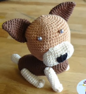 http://translate.google.es/translate?hl=es&sl=nl&tl=es&u=http%3A%2F%2Fwww.ubercute.nl%2Fgratis-amigurumi-gehaakte-patronen-patroon%2Fpatroon-amigurumi-gehaakt-hondje-heinz%2F