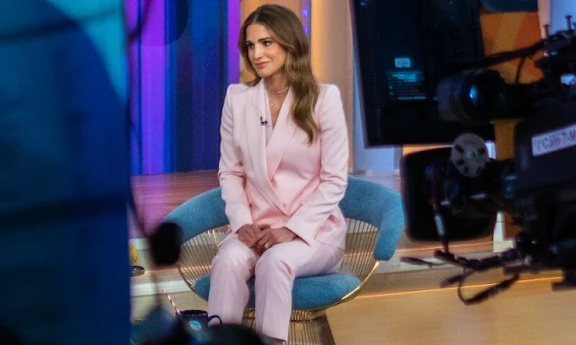 Queen Rania wore a cotton poplin hybrid bustier shirt by Alexander McQueen, and a Barathea rose pink jacket by Alexander McQueen