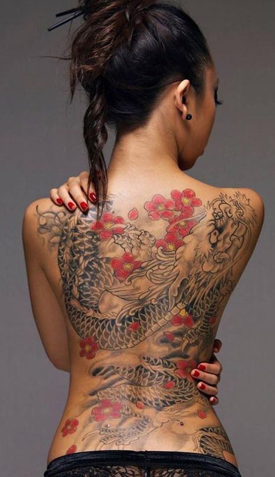 Азиатка с татуировкой дракона на спине (25 фото)