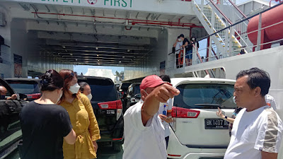 Petugas Tidak Profesional, Penumpang Kapal Ihan Batak di Pelabuhan Ambarita Samosir Kecewa 