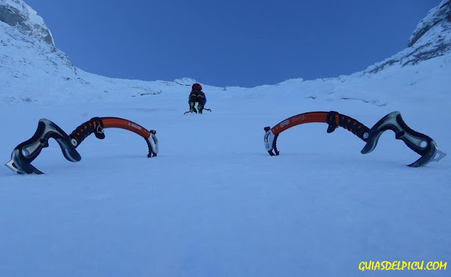 fernando calvo guia de alta montaña uiagm picos de europa , escaladas y alpinismo , camp cassin x dream