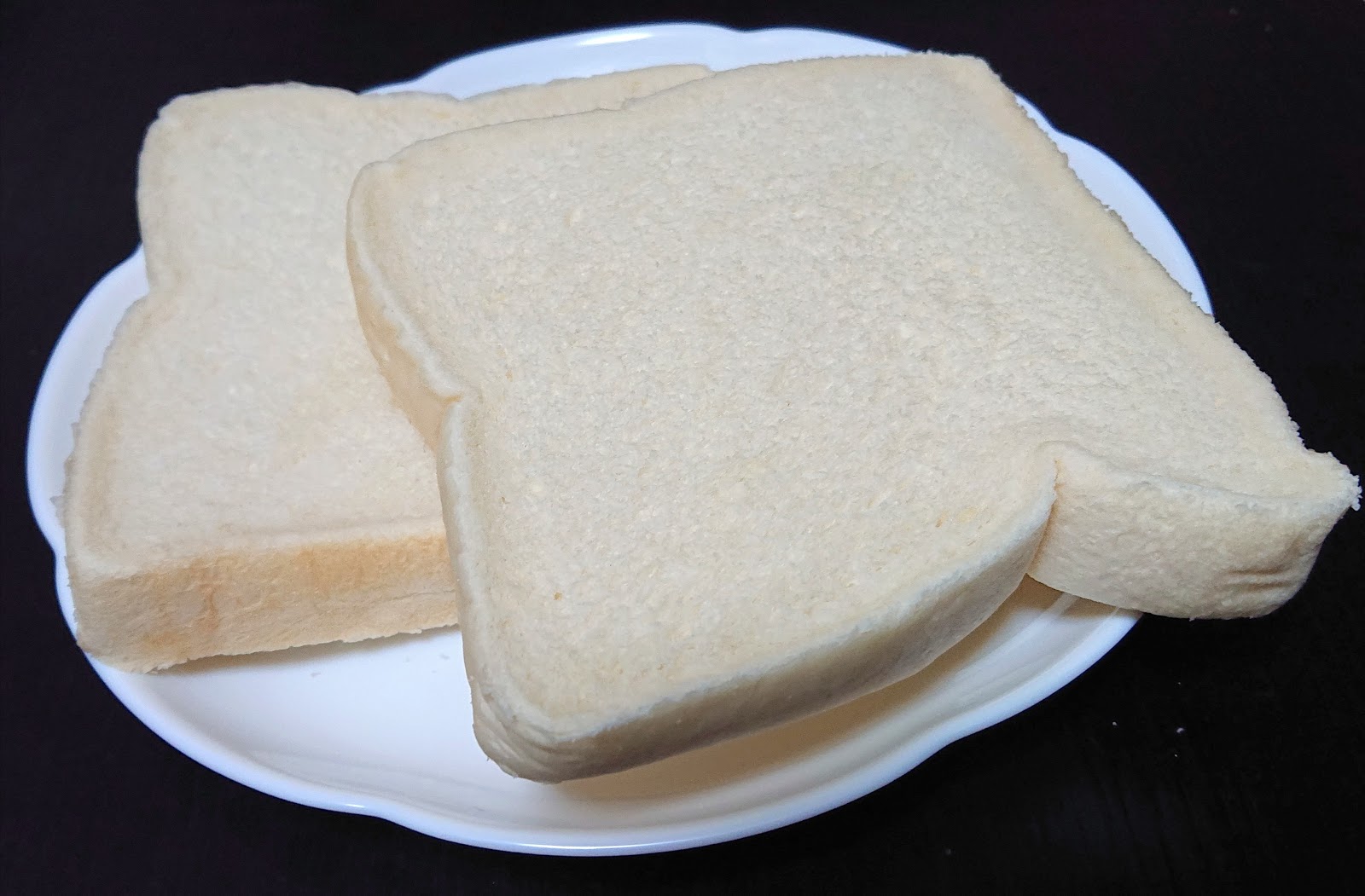 ヤマザキ ふんわり食パン ６枚切 発酵種ルヴァンを使用し乳酸菌が入った白いパン