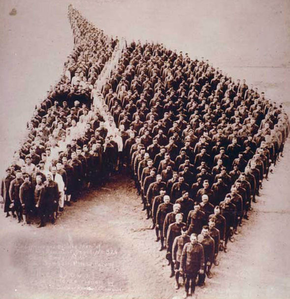 Emotional Pictures Of Soldiers Saying 'Goodbye' To Their Sacrificed Horses During The First World War