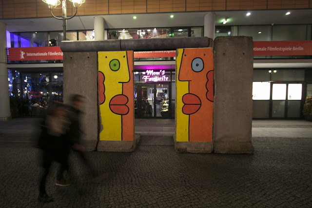 Pezzo di muro di Berlino con murales