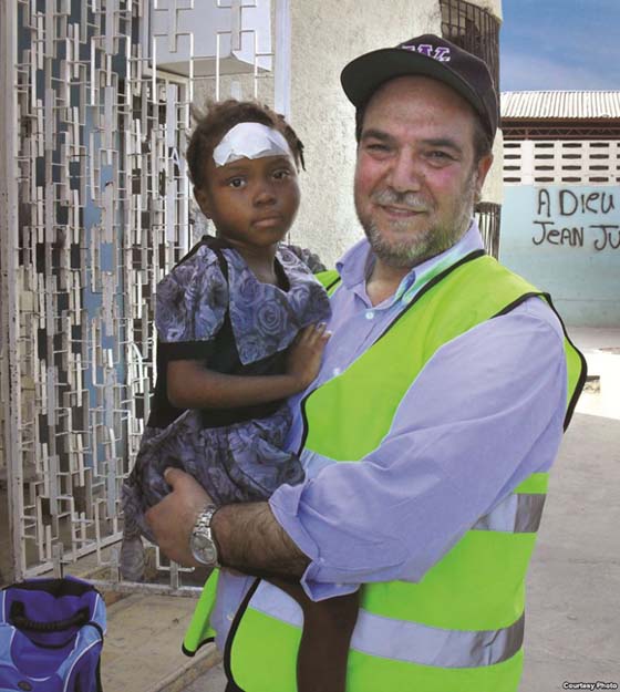 Khalil Demir, Direktur Zakat Foundation dengan seorang anak korban gempa Haiti saat Zakat Foundation memberikan bantuan di Haiti