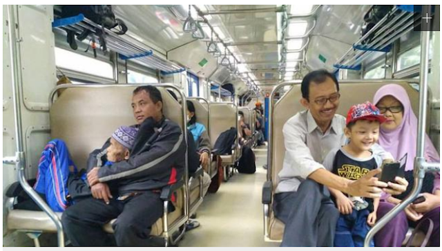 Terharu, Ribuan Netizen Menitikan Air Mata Melihat Foto Penumpang Kereta Api ini, Karna Mengingatkan Kita Kepada Orang Tua