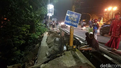 Diguyur Hujan Deras, Trotoar di Jambi Amblas Sedalam 10 Meter