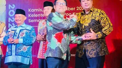 Bupati Samosir Vandiko Gultom meraih penghargaan Kepala Daerah Inovatif 2022 diserahkan langsung Menteri Desa PDTT.