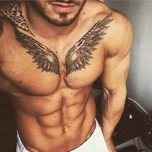 tatuagem masculina asas no peitoral