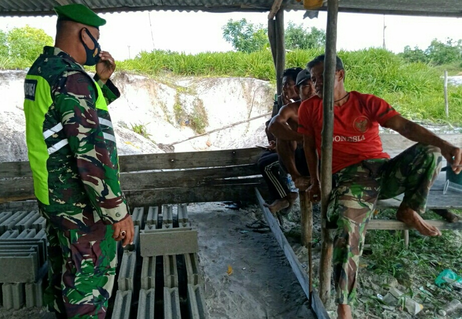 Babinsa Desa Tanjung Lakukan Komsos Dengan Penggiat Batako