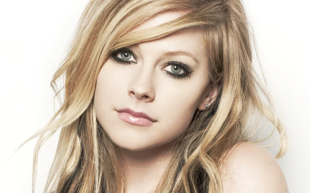 Avril Lavigne - Hush Hush Lyrics