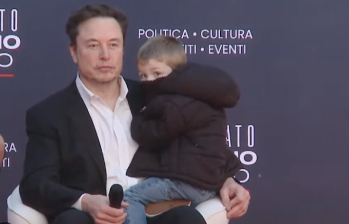Elon Musk sul palco di Atreju, 'Fate bambini'