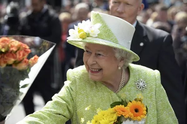 Mundo// Isabel II aprueba suspender el Parlamento británico durante septiembre y pone 'en jaque' al Brexit