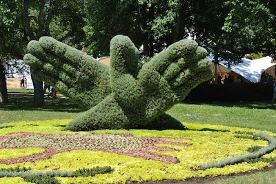 This year over 200 horticultural artists from all around the world present 40 living plant sculptures, created from more than 22 000 different plant species – over 3 million flowers overall! The sculptures will be showcased in 10 exhibition greenhouses and 30 themed gardens at the Montréal Botanical Garden until 29 September. The competition also touches on ecology, challenging artists to work around the “Land of Hope” theme and interpret it in their sculptures from the ecological point of view.