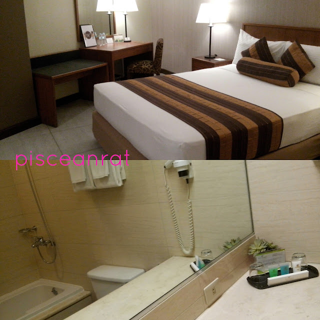 Bedroom and bathroom with bathtub in Hotel Kimberly.