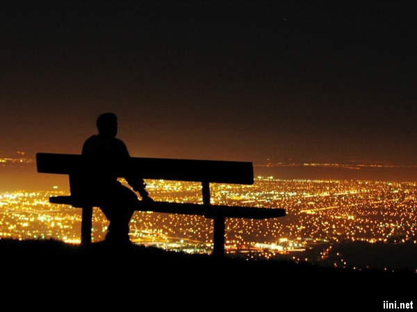 ngồi một mình nhìn ngắm thành phố trong đêm