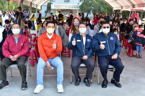 ▲立委謝衣鳳暨議長謝典林服務處主任陳子龍、縣府秘書鄭瑞獎、溪湖鎮鎮長何炳樺、溪湖鎮公所主任秘書洪漢等人與會同歡。（彰化縣政府提供）