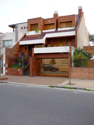 Vivienda con espejos en la fachada