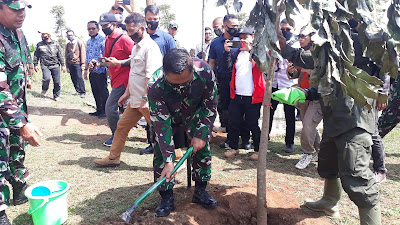 Kunjungi Posko Sektor 21 Citarum, Pangdam III/Siliwangi Tanam Pohon Baros