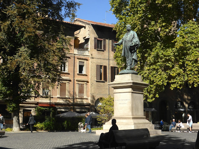 Bologna-piazza-Minghetti