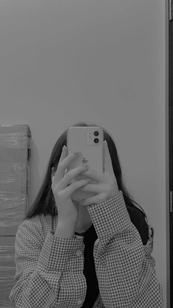 Mirror Selfie Instagram Hidden Face Black and White Dpz for Girls