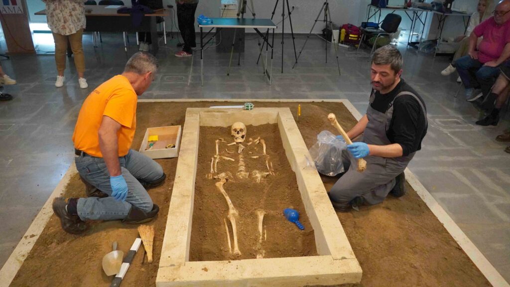 Πώς γίνεται η αρχαιολογική έρευνα σε ένα αρχαίο νεκροταφείο