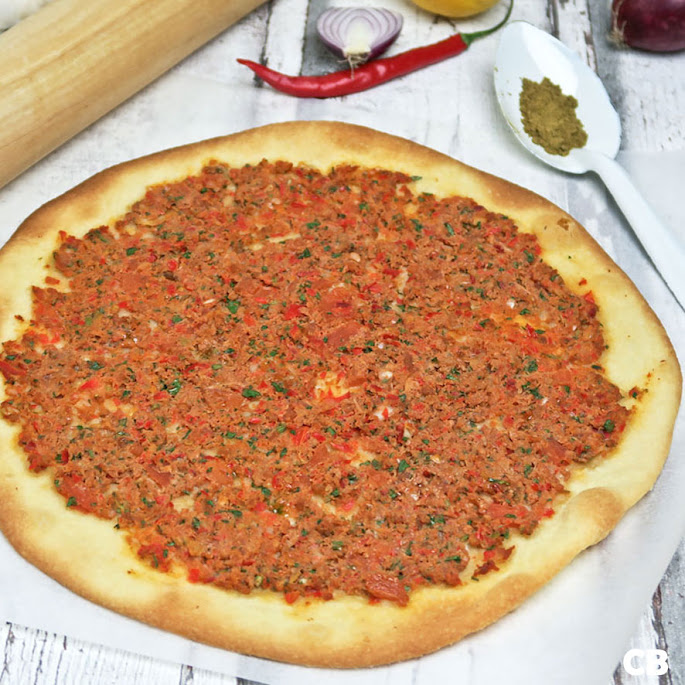 Recept Krokante flinterdunne pizza’s met pikant harissa-gehakt