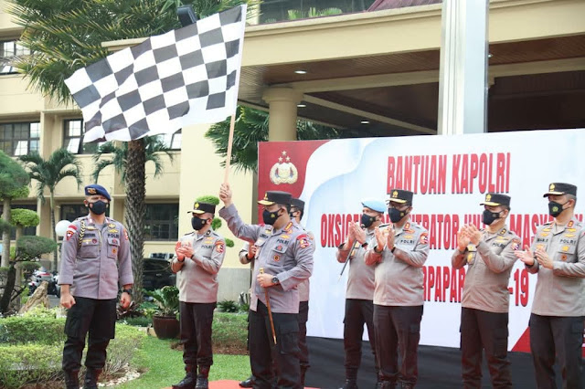 JAKARTA - Kapolri Jenderal Listyo Sigit Prabowo meluncurkan bantuan 1.000 oksigen konsentrator untuk warga yang terpapar virus corona. Nantinya, bantuan tersebut bakal disalurkan ke Rumah Sakit (RS) Polri dan beberapa rumah sakit rujukan Covid-19 di seluruh Indonesia.  Sigit mengungkapkan, bantuan 1.000 konsentrator oksigen tersebut diberikan utamanya untuk masyarakat yang terpapar virus corona. Dengan adanya bantuan tersebut, Sigit berharap mampu memenuhi kebutuhan untuk warga dan rumah sakit yang kekurangan oksigen.   "Oleh karena itu untuk antisipasi kedepan, kami hari ini akan meluncurkan 1.000 oksigen konsentrator yang akan kami kirimkan ke RS Polri dan juga rumah sakit lain yang jadi rujukan Covid-19 yang membutuhkan," kata Sigit saat melepas bantuan oksigen konsentrator di Mabes Polri, Jakarta Selatan, Selasa (3/8/2021).  Pemberian bantuan ini, kata Sigit, untuk mengantisipasi kekurangan dari ketersediaan oksigen bagi pasien Covid-19. Khususnya, untuk rumah sakit di wilayah-wilayah yang Bed Occupancy Rate (BOR) mengalami peningkatan.   Apalagi, lanjut Sigit, beberapa waktu terakhir beberapa rumah sakit mengalami peningkatan BOR hingga angka 90 persen. Dengan begitu, sehingga muncul beberapa kasus kekurangan oksigen bagi pasien yang terpapar virus corona.  "Ini merupakan bagian-bagian upaya kami untuk bisa memenuhi kebutuhan oksigen khsusunya di beberapa wilayah yang angka BOR-nya meningkat," ujar mantan Kapolda Banten ini.   Oleh karena itu, Sigit menyebut, pemberian konsentrator oksigen ini bisa mengantisipasi kendala-kendala yang terjadi di lapangan. Mengingat saat ini, dikatakan Sigit, masih ada 12 wilayah yang mengalami peningkatan BOR.   "Dengan demikian kami harapkan, dengan adanya oksigen konsentrator ini diharapkan kebutuhan masyarakat khsususnya yang butuhkan oksigen bisa dibantu dengan adanya oksigen konsentrator ini," ucap eks Kabareskrim Polri ini.   Sementara itu, Sigit juga mengapresiasi kepada seluruh pihak yang sudah mau membantu terkait dengan penyaluran 1.000 konsentrator oksigen tersebut.   "Karena itu tentunya saya terima kasih ke rekan-rekan yang fasilitasi sehingga kami bisa mendapatkan dan hari ini bisa distribusikan 1.000 oksigen konsentrator yang akan kami kirimkan ke RS Polri dan juga rumah sakit lain yang jadi rujukan covid yang membutuhkan," tutup Sigit.