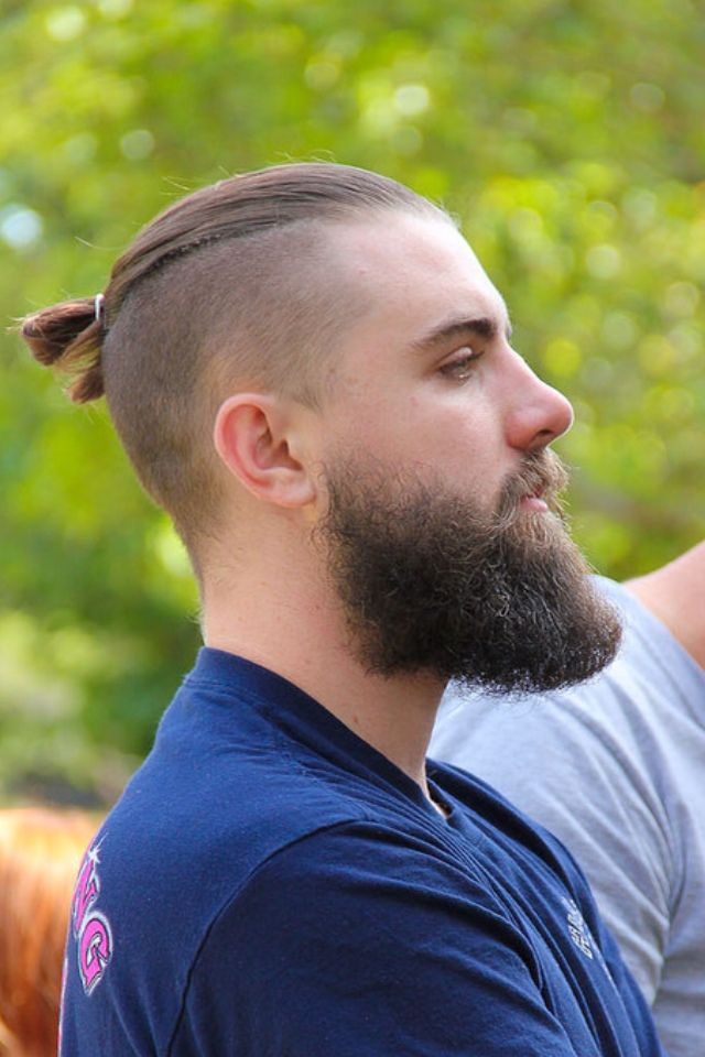 La moda en tu cabello Pelo largo recogido y barba para